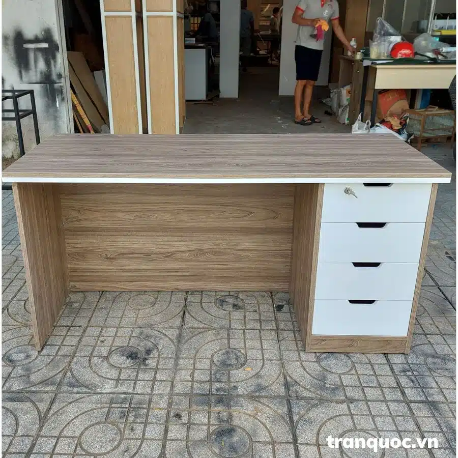 Mặt hộc kéo được phối ván trắng, tạo nên điểm nổi bật cho chiếc bàn