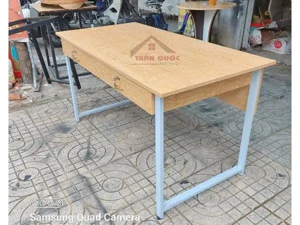 bàn 1m4 x70 chân sắt, có hộc kéo
