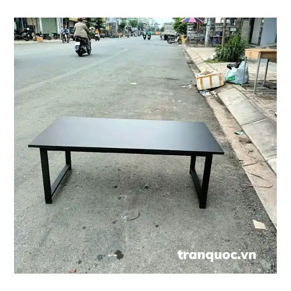 Với độ cao chân bà 45cm. Bàn được dùng làm bàn học tại nhà, bàn tiếp khách, bàn ăn quán ăn vặt