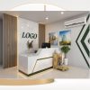 Bàn quầy lễ tân với thiết kế trắng sang trọng, tạo không gian sáng đẹp, thu hút ánh nhìn khi khách mới bước vào.