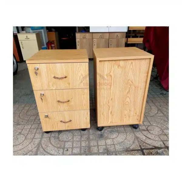 Phía sau tủ hồ sơ 3 ngăn SP003931