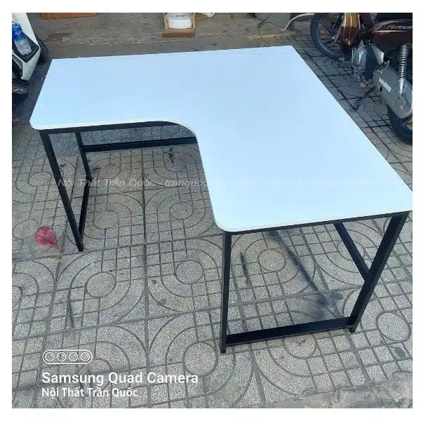 Bàn làm việc chữ l chân sắt màu trắng