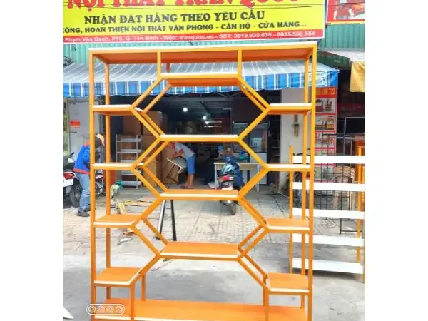 Kệ gỗ khung sắt trưng bày vàng đồng KTTKS13