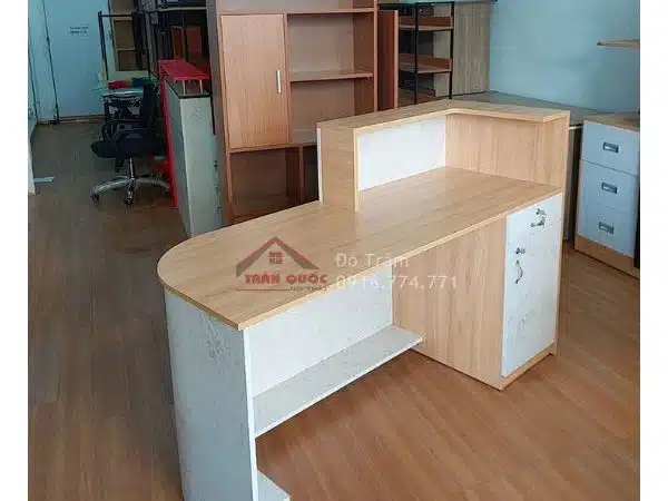 Mặt trong quầy lễ tân cong BQLT08