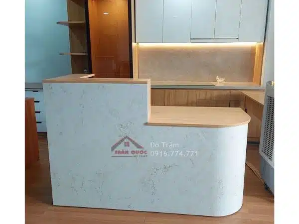 Mặt ngoài quầy lễ tân cong BQLT08
