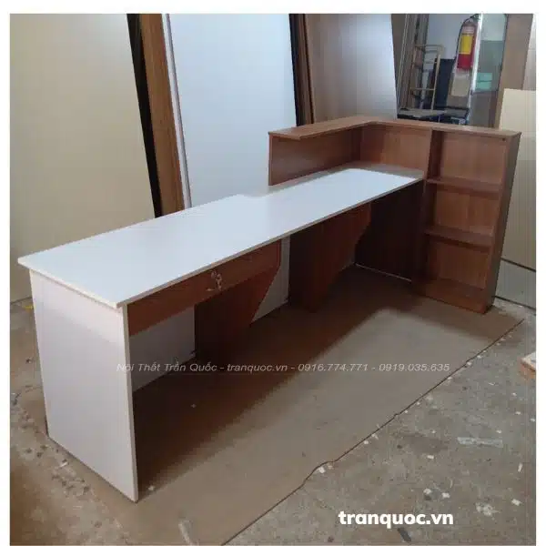 Bàn lễ tân với thiết kê L, thuận tiện khi sử dụng