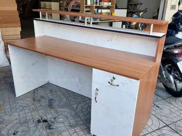 Mặt trong gồm 1 hộc kéo và 1 tủ mở.