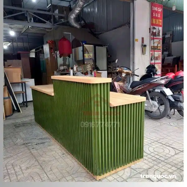 Bên ngoài ốp lam màu xanh. Có nhận sơn màu lam theo yêu cầu.