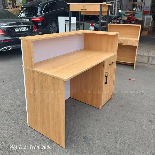 Kích thước bàn 60cm x 1m2. Phù hợp với những cửa hàng nhỏ, nhưng không kém phần nổi bật. Đáp ứng được hầu hết yêu cầu của một chiếc bàn lễ tân