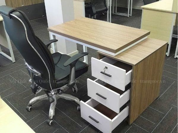 Kích thước bàn làm việc 1m2 nhở gọn. Mẫn bàn SP21799 có thể sử dụng làm bàn giám đốc, trưởng phòng, hoặc bàn làm việc tại nhà.