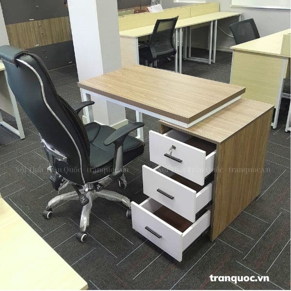 Kích thước bàn làm việc 1m2 nhở gọn. Mẫn bàn SP21799 có thể sử dụng làm bàn giám đốc, trưởng phòng, hoặc bàn làm việc tại nhà.