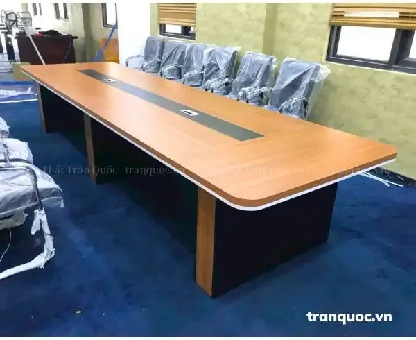 Bàn họp 10 người với chất liệu gỗ công nghiệp sang trọng