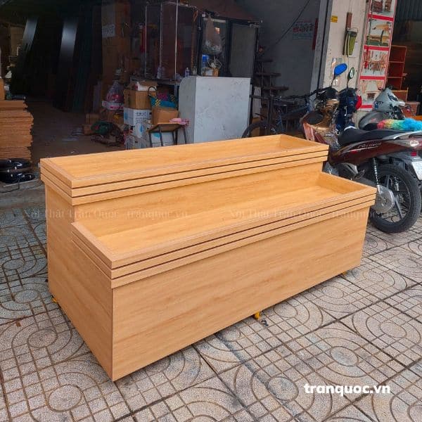 Kệ bán hoa quả với chiều dài 1m8, chất liệu gỗ MDF