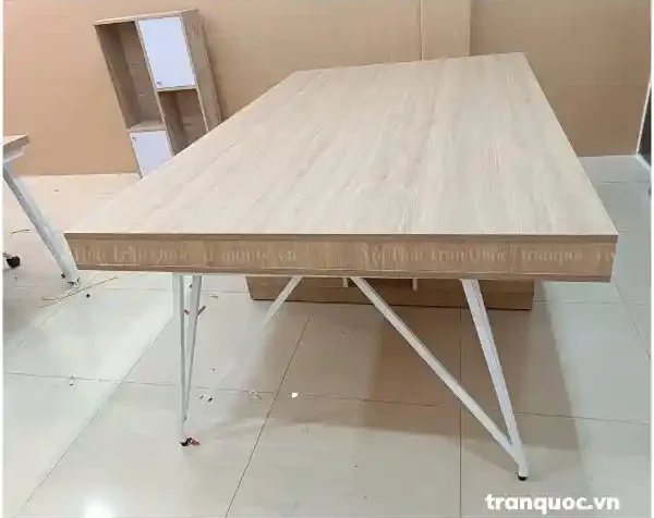 Chân sắt hàn cách điệu tạo sự mới mẻ cho chiếc bàn làm việc