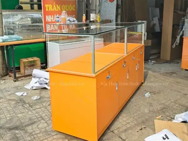 tủ kính trưng bày điện thoại
