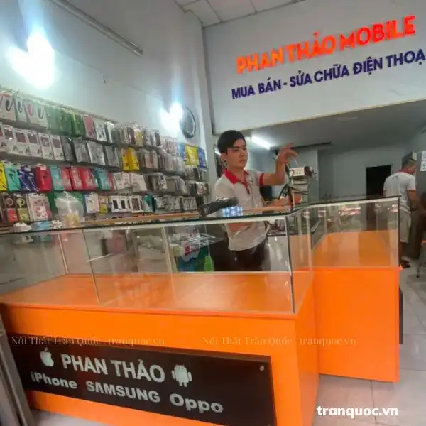 tủ kính trưng bày điện thoại