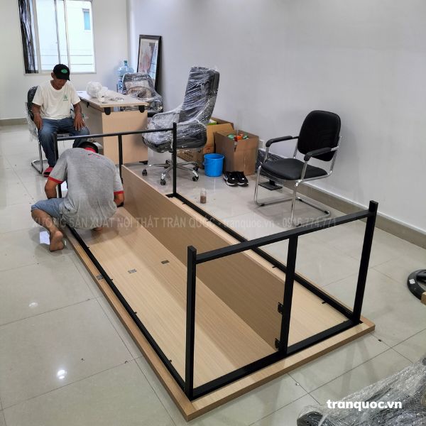 chân bàn họp bằng sắt tạo sự chắc chắn và bền bỉ