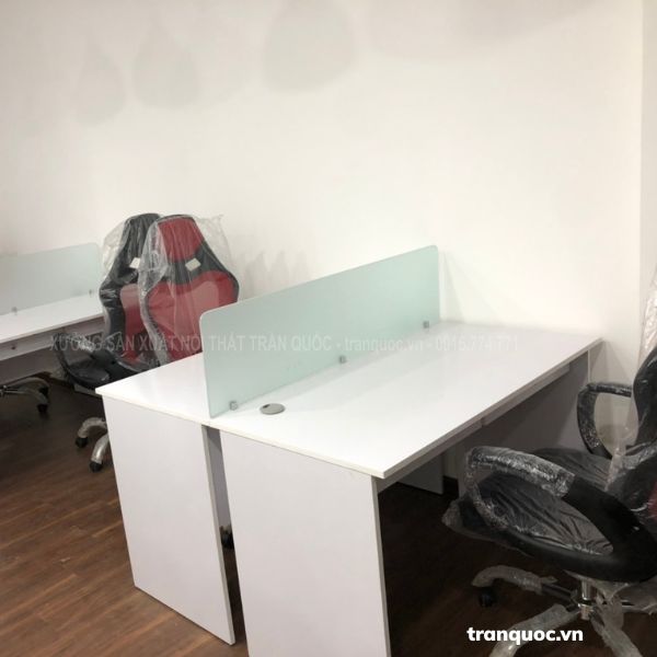 Cụm bàn làm việc 2 người chân gỗ, vách kính