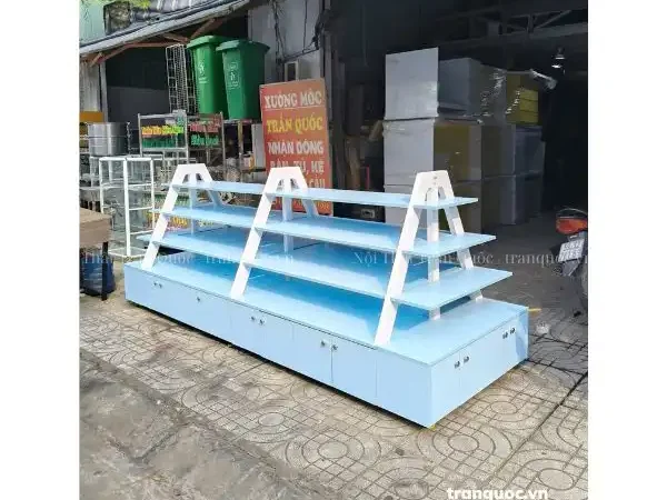 Kệ trưng bày mỹ phẩm giữa nhà